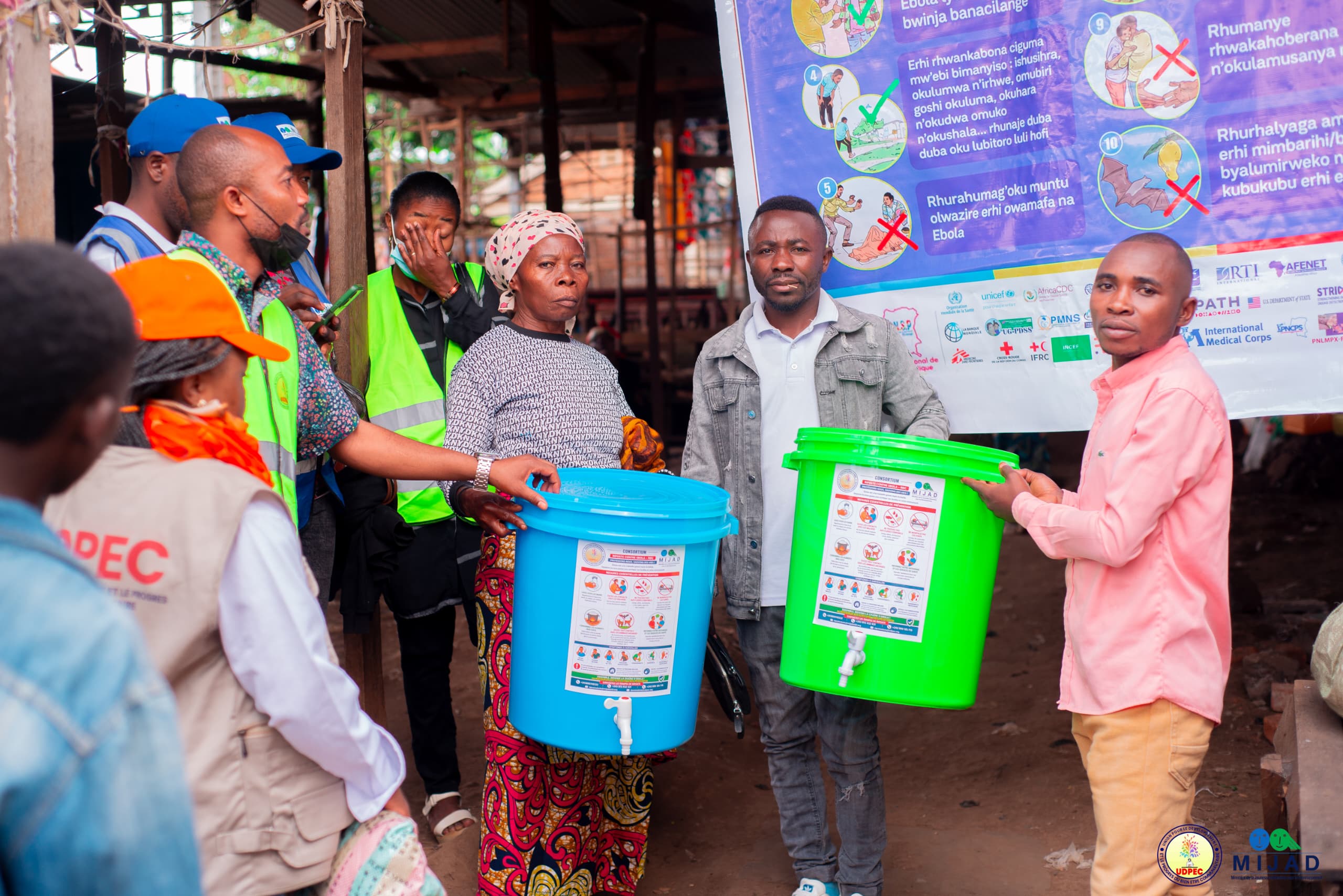 UDPEC en cours de distribution des kits de lavage des mains contre Ebola